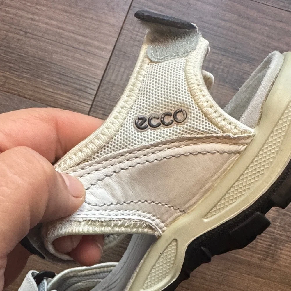 Ecco Women's Cream and Black Sandals